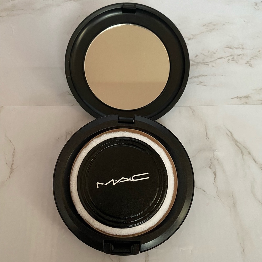 MAC Cosmetics Pressed Blot Powder - ‘Dark’ - Picture 2 of 4